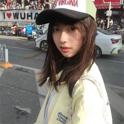 她背后的那双手